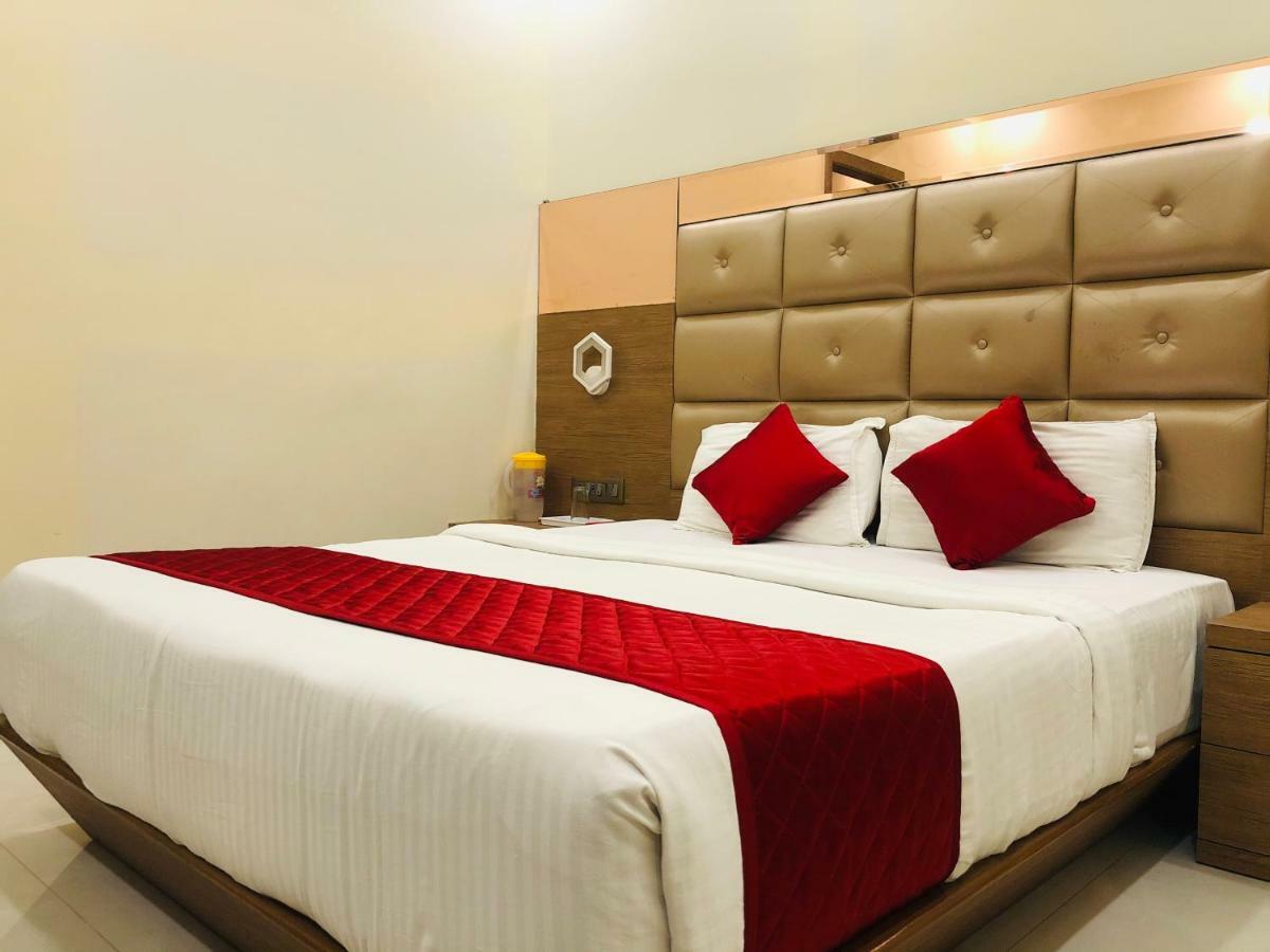 Hotel Guestinn Residency Мумбай Екстериор снимка