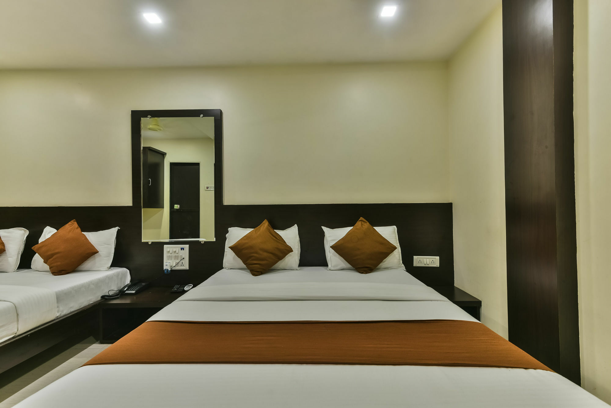 Hotel Guestinn Residency Мумбай Екстериор снимка