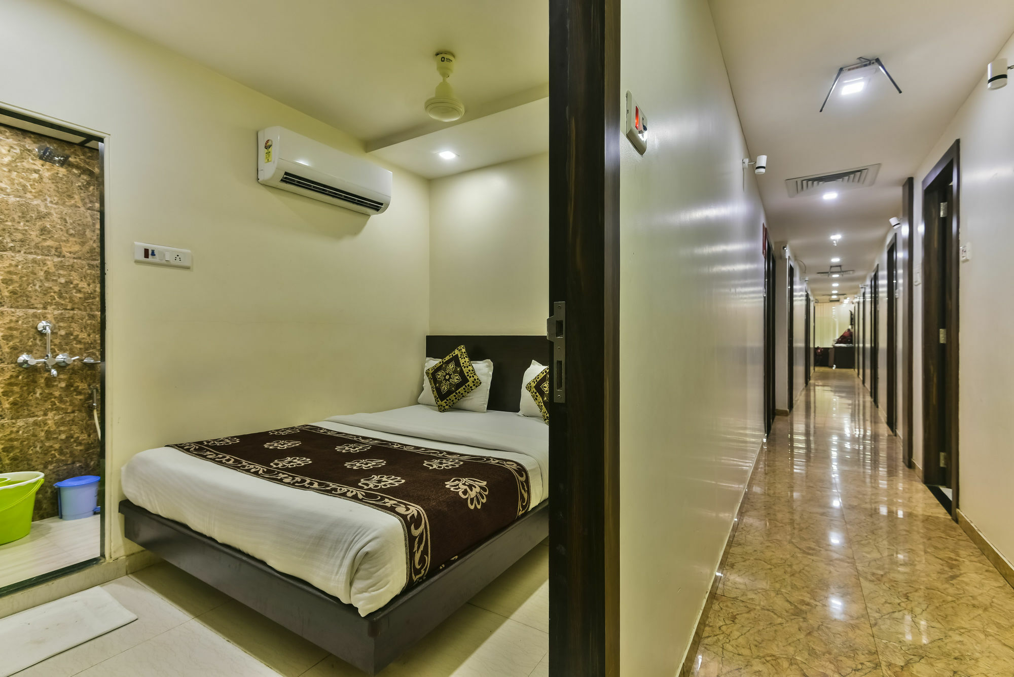 Hotel Guestinn Residency Мумбай Екстериор снимка